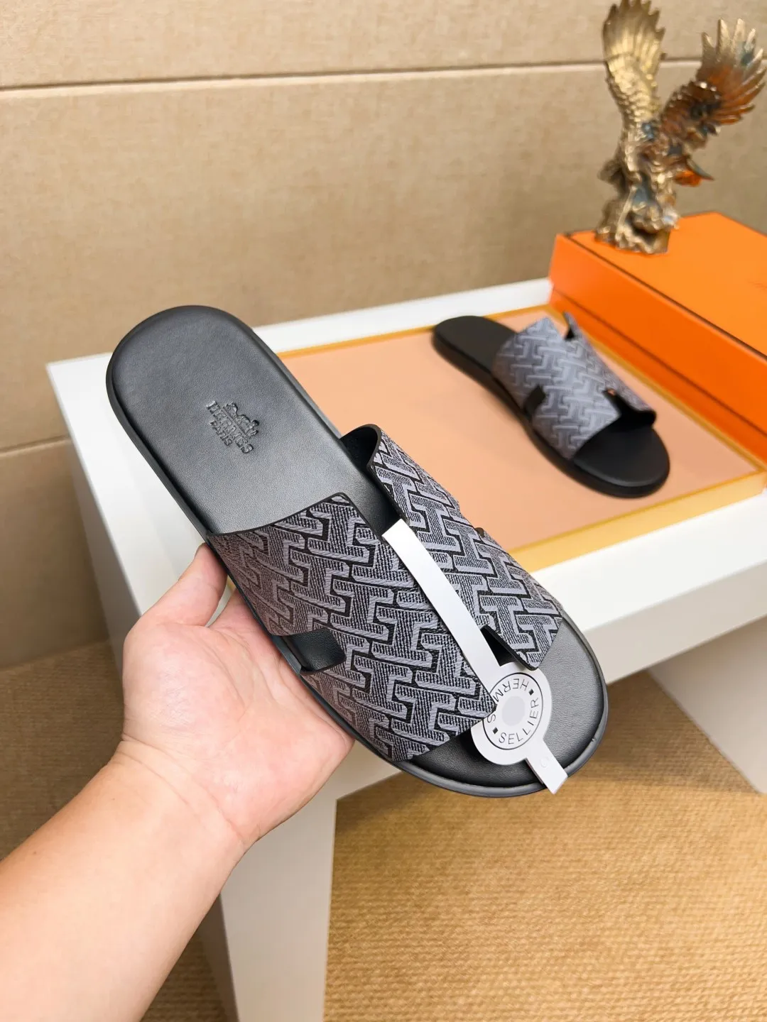 Men's clothing and shoes 💰280 💅💅💅 new arrival. Hermes Hermes official website latest counter synchronized new oran color leather H slippers, the original Paris version flew back to the original model and opened the mold to make it perfectly🍌The highest quality Sincerity, you can enter and leave the counter at will [Deyi] The upper is made of original customized  colored palm prints, crocodile print, ostrich print, colored cow leather, colored cow suede, 🤔 horse hair, 🥳 colored diamonds, 🥰 3D printing, and other genuine leather slippers, imported cow pattern foot pad lining, Italian  latest original genuine leather combination outsole Code number: 38-48 (customized at 46.47.48) Can be made into picture combination sole with genuine leather pattern and ordinary molded outsole